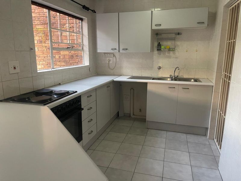 Secure 3-Bedroom Duplex with Private Garden Near Kibler Golf Course - Photo 5