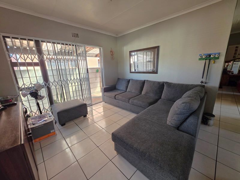 A Practical Home In The Heart Of Highbury, Kuils River - Photo 2