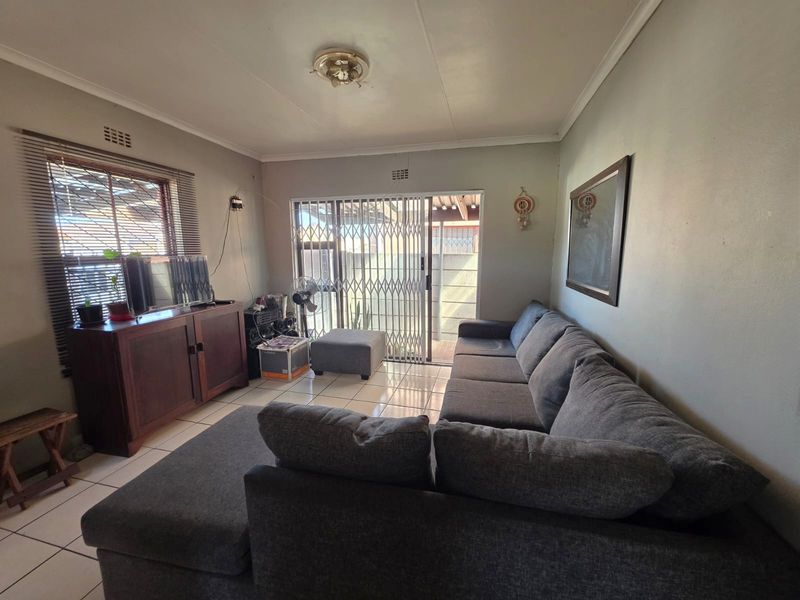 A Practical Home In The Heart Of Highbury, Kuils River - Photo 5