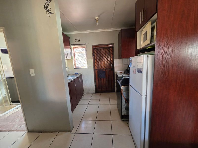 A Practical Home In The Heart Of Highbury, Kuils River - Photo 3