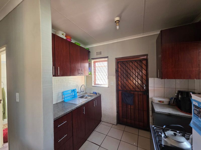 A Practical Home In The Heart Of Highbury, Kuils River - Photo 4