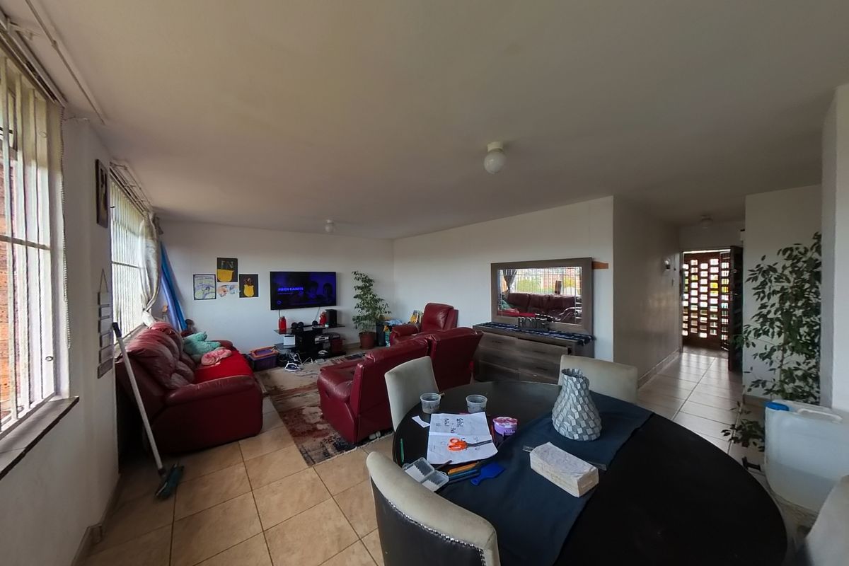 Three-Bedroom Flat with Warm, Stylish Design - Photo 3