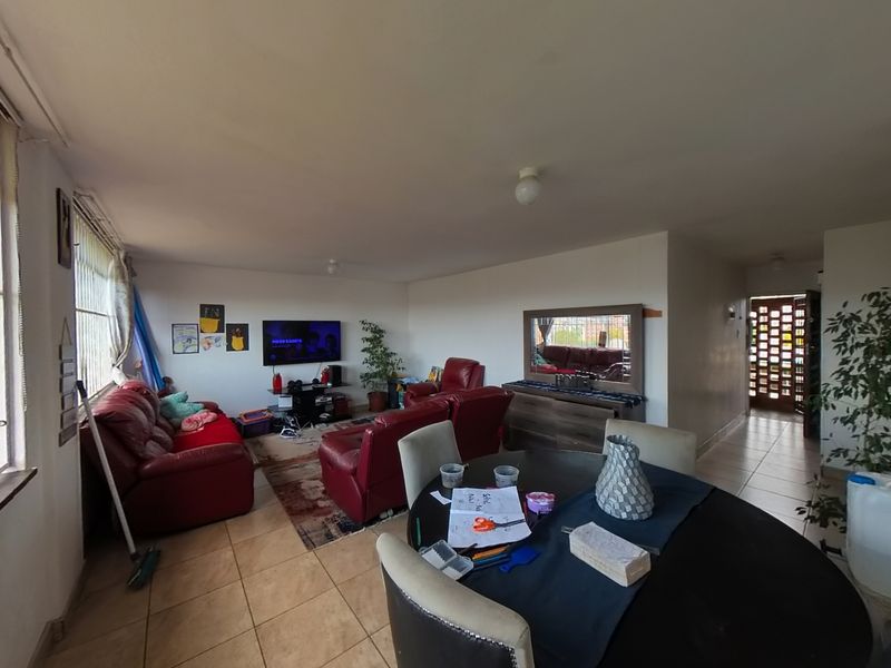 Three-Bedroom Flat with Warm, Stylish Design - Photo 3