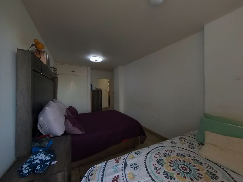 Three-Bedroom Flat with Warm, Stylish Design - Photo 9