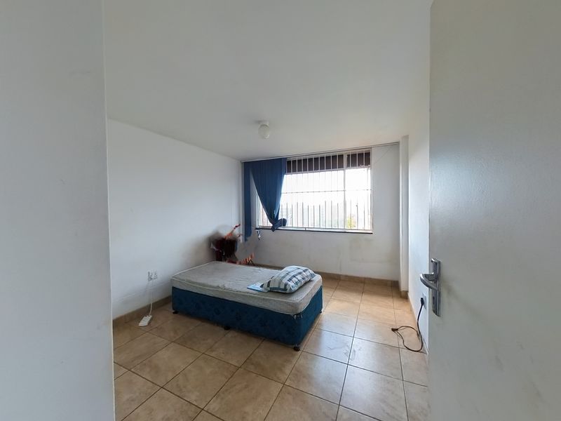 Three-Bedroom Flat with Warm, Stylish Design - Photo 10