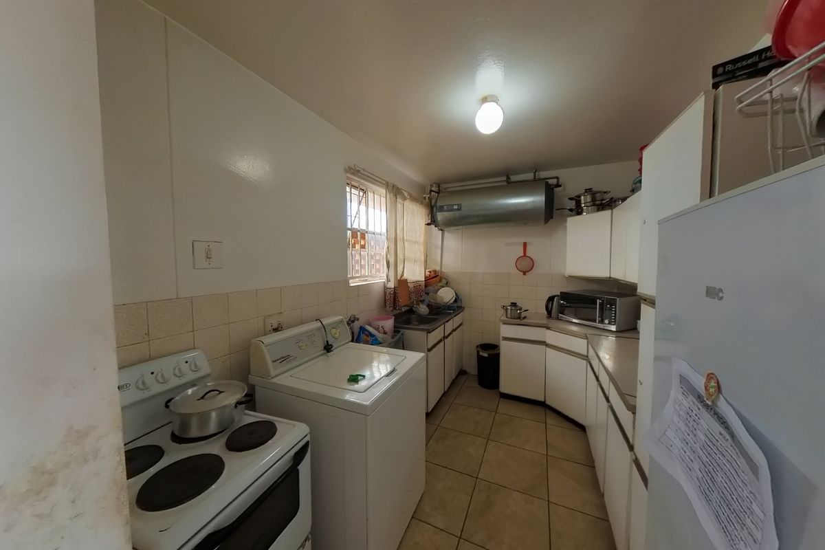 Three-Bedroom Flat with Warm, Stylish Design - Photo 5