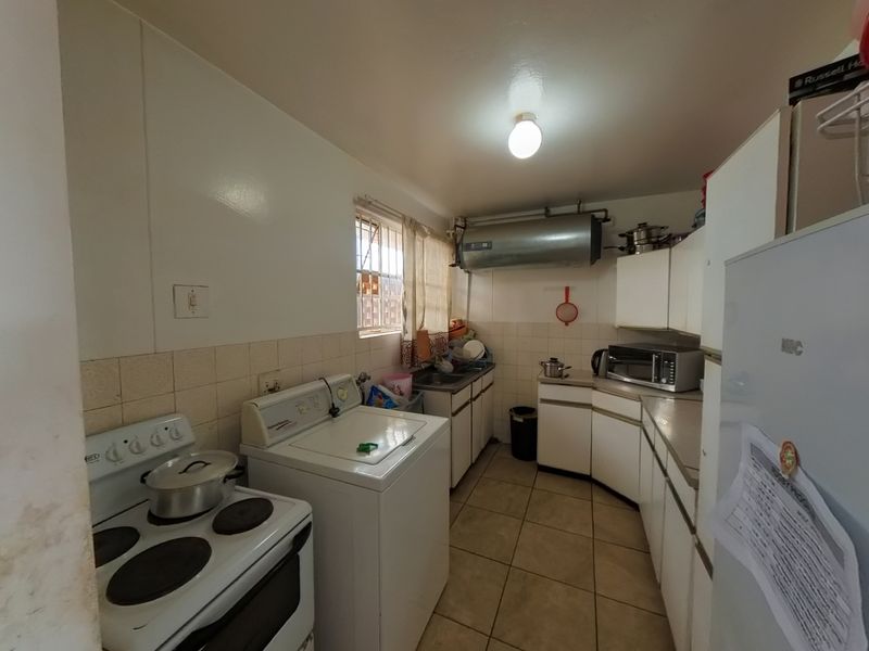 Three-Bedroom Flat with Warm, Stylish Design - Photo 5