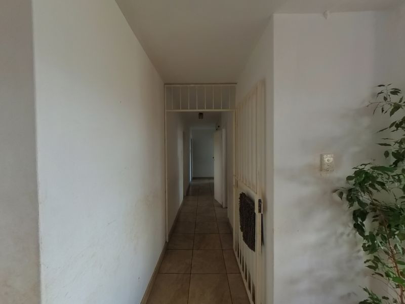 Three-Bedroom Flat with Warm, Stylish Design - Photo 7