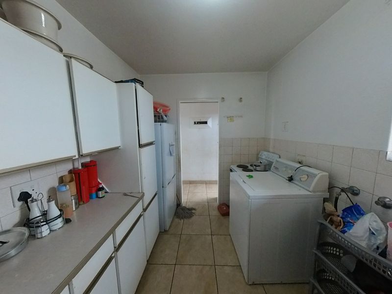 Three-Bedroom Flat with Warm, Stylish Design - Photo 6