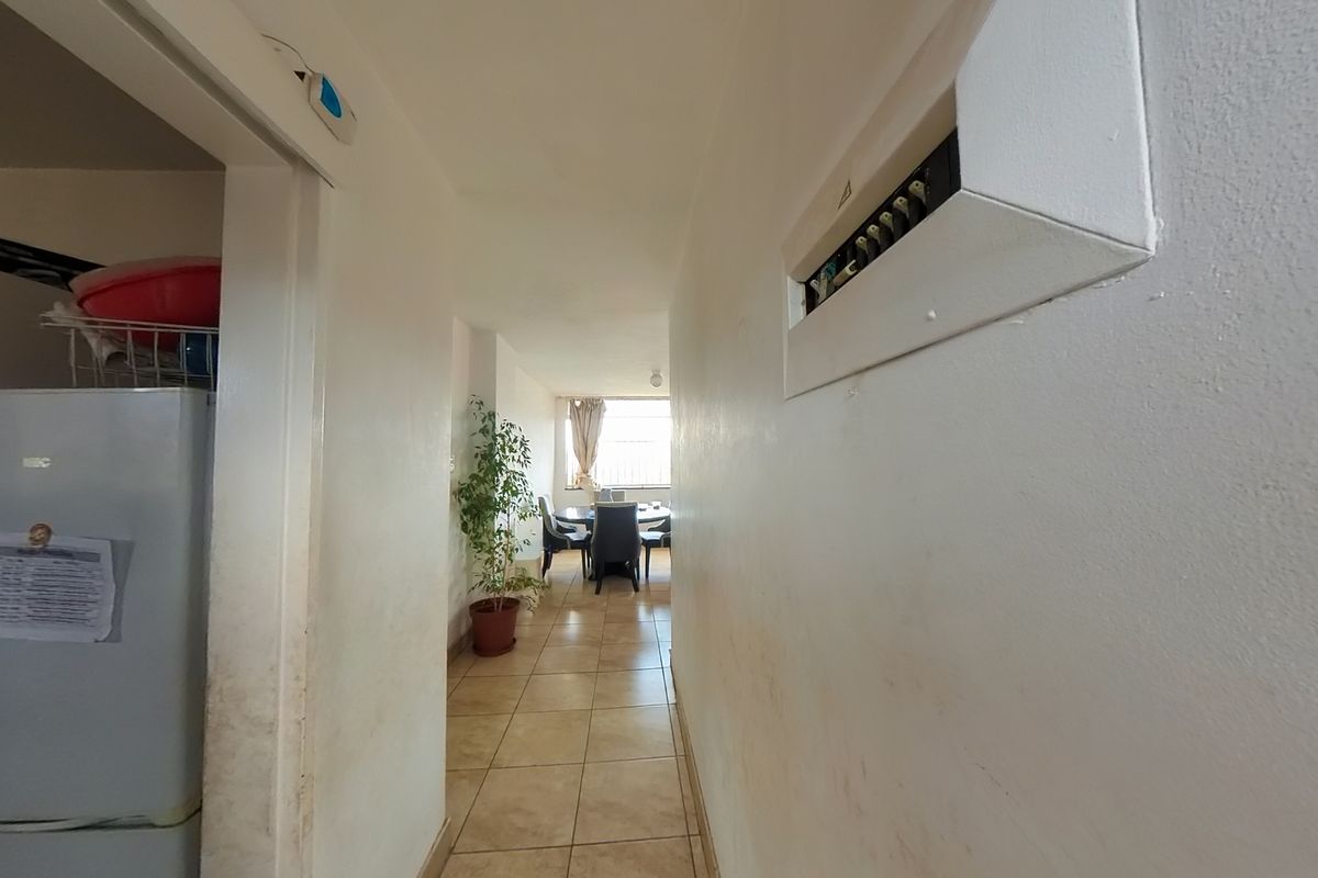 Three-Bedroom Flat with Warm, Stylish Design - Photo 4