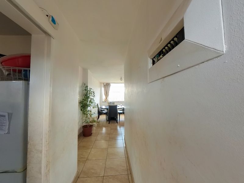 Three-Bedroom Flat with Warm, Stylish Design - Photo 4