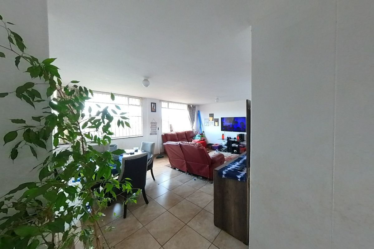 Three-Bedroom Flat with Warm, Stylish Design - Photo 2