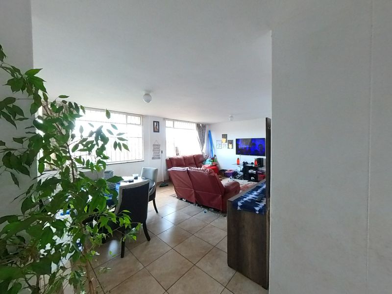 Three-Bedroom Flat with Warm, Stylish Design - Photo 2