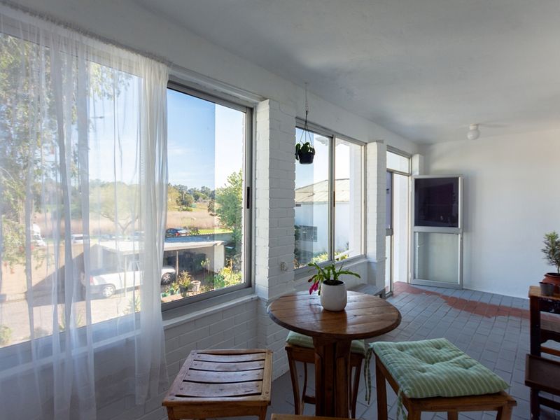 Charming 3-Bedroom Home with Scenic River Views - Photo 3