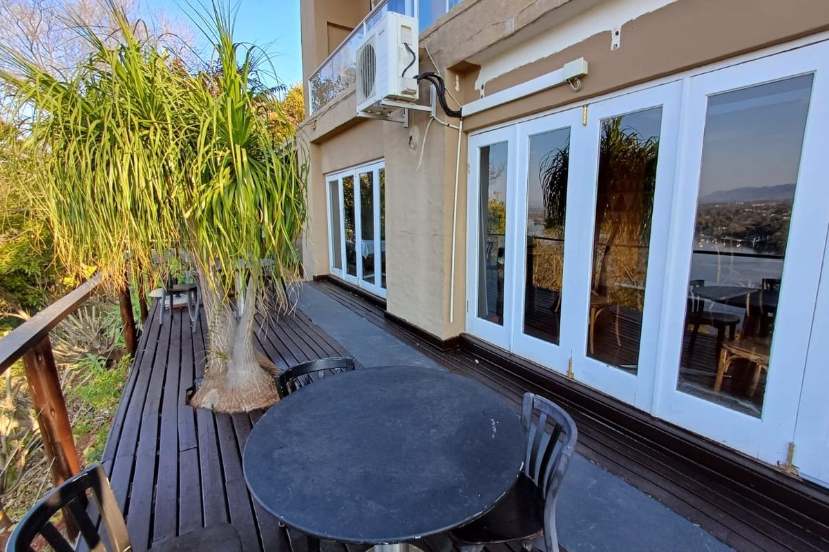 Charming 7 Bedroom Residence - Photo 4