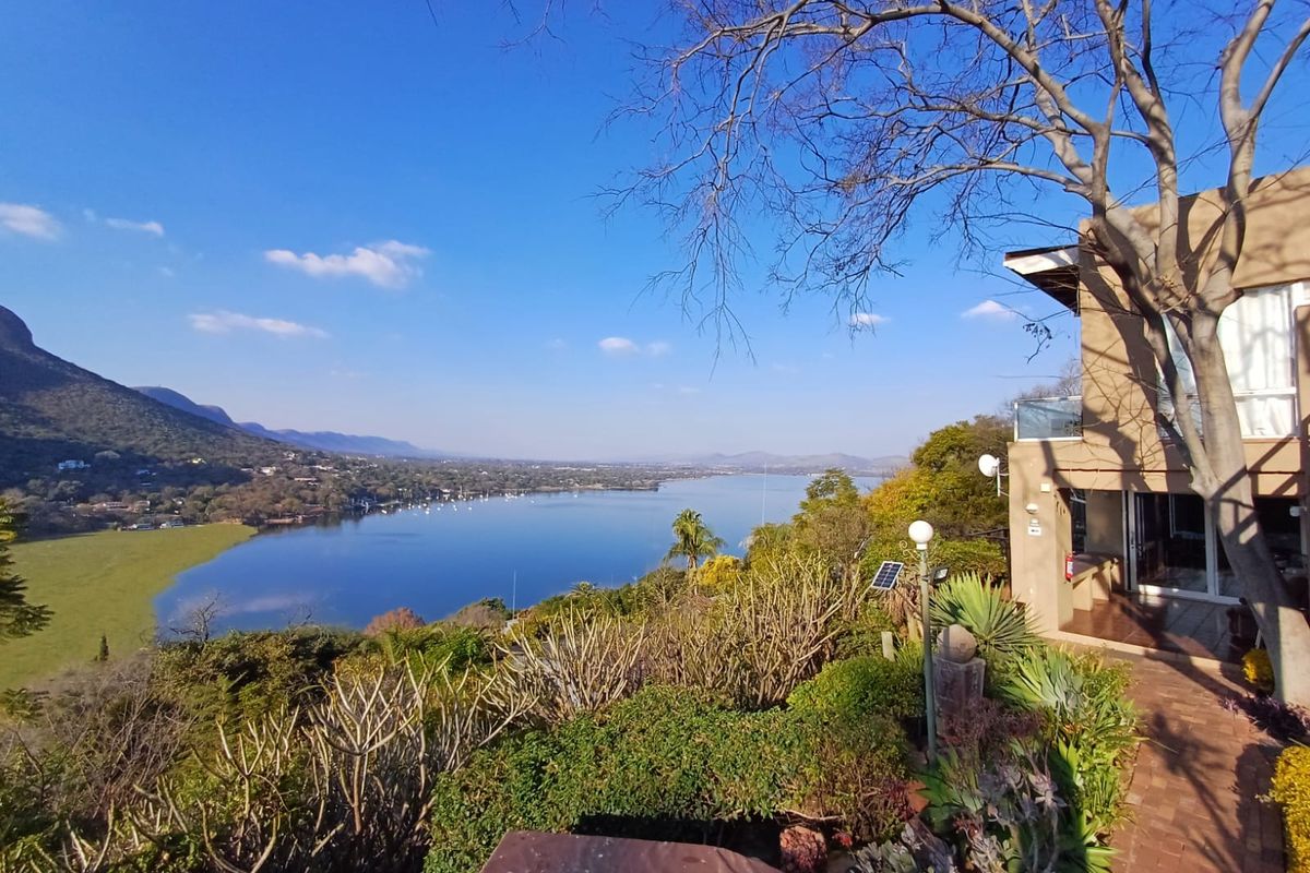 Charming 7 Bedroom Residence - Photo 5