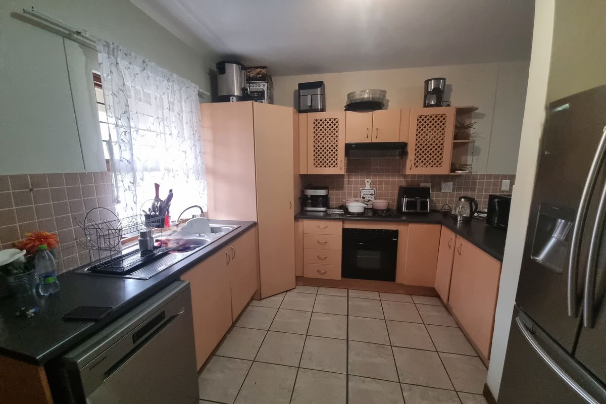 Charming 2-Bedroom Apartment in the Heart of Waterval East, Rustenburg - Photo 3