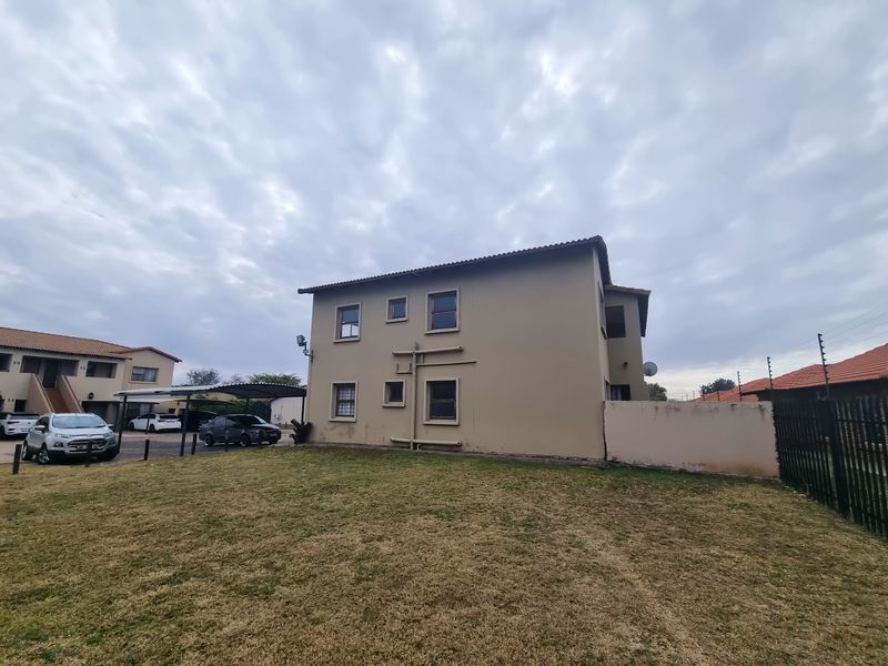 Charming 2-Bedroom Apartment in the Heart of Waterval East, Rustenburg - Photo 2