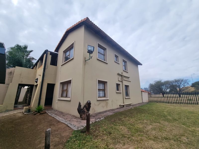 Charming 2-Bedroom Apartment in the Heart of Waterval East, Rustenburg - Photo 2
