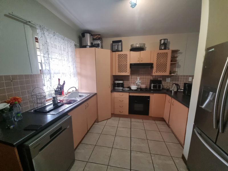 Charming 2-Bedroom Apartment in the Heart of Waterval East, Rustenburg - Photo 4