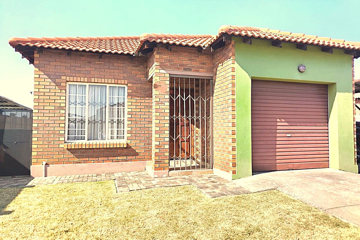 Charming 3-bedroom house in Waterval East, Rustenburg—perfect for family living and cozy gatherings - Photo 2