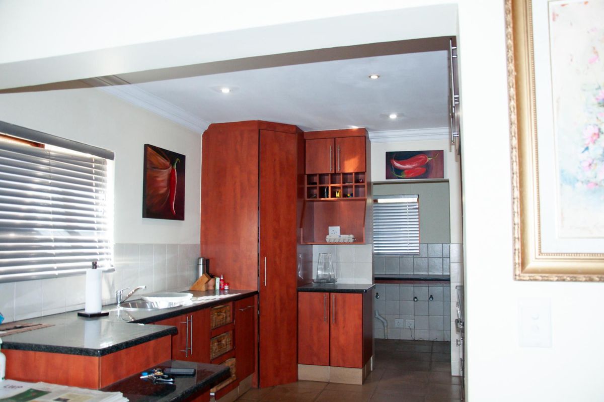 A Real Family Home!! - Photo 4