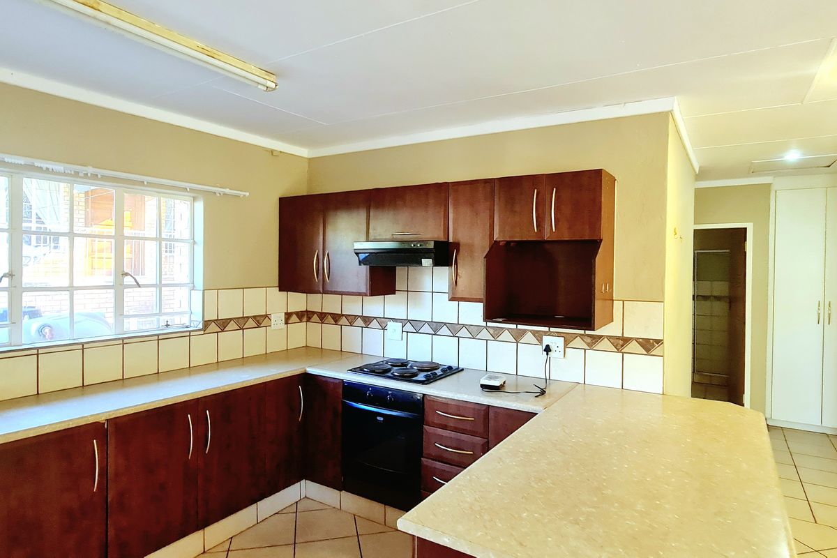Two Bedroom Flat to rent in CBD, Louis Trichardt - Photo 3