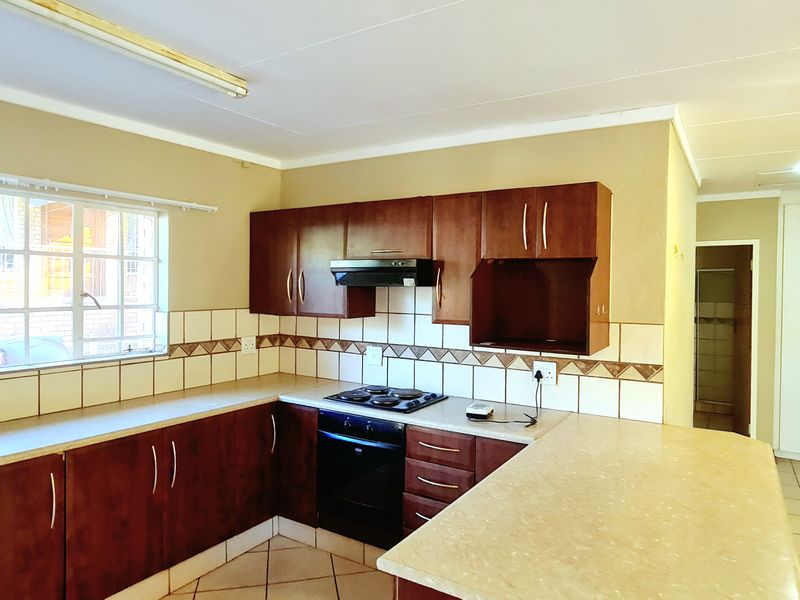 Two Bedroom Flat to rent in CBD, Louis Trichardt - Photo 3