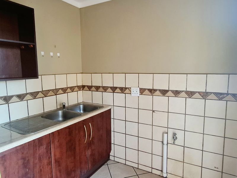 Two Bedroom Flat to rent in CBD, Louis Trichardt - Photo 4