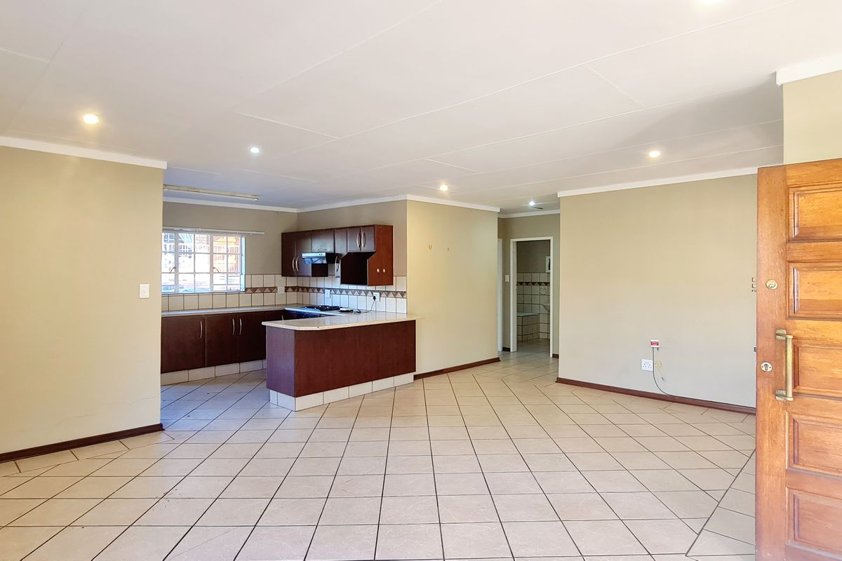 Two Bedroom Flat to rent in CBD, Louis Trichardt - Photo 2