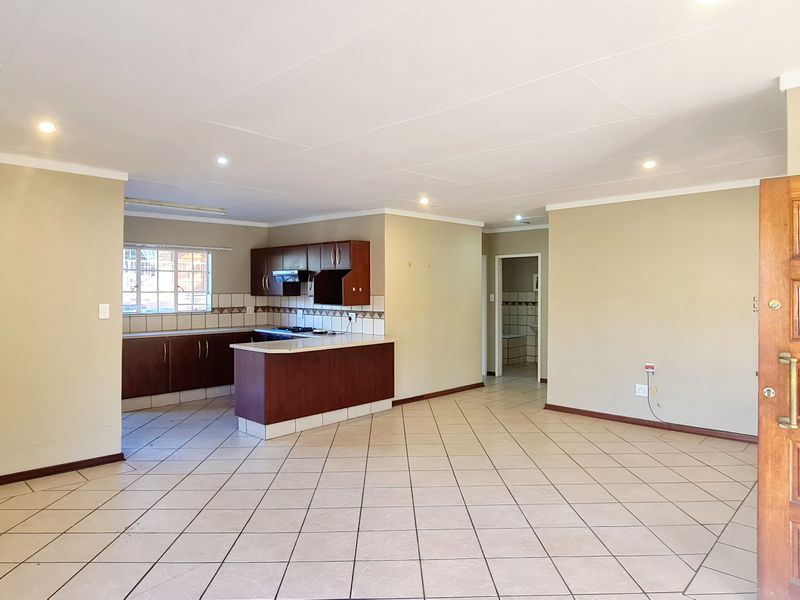 Two Bedroom Flat to rent in CBD, Louis Trichardt - Photo 2