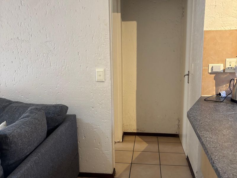 Neat 1-Bedroom Garden Apartment in Secure Complex - Photo 6