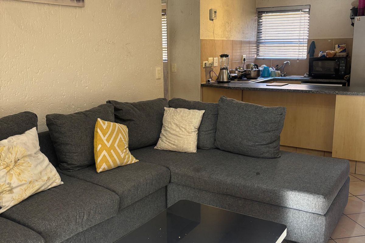 Neat 1-Bedroom Garden Apartment in Secure Complex - Photo 3