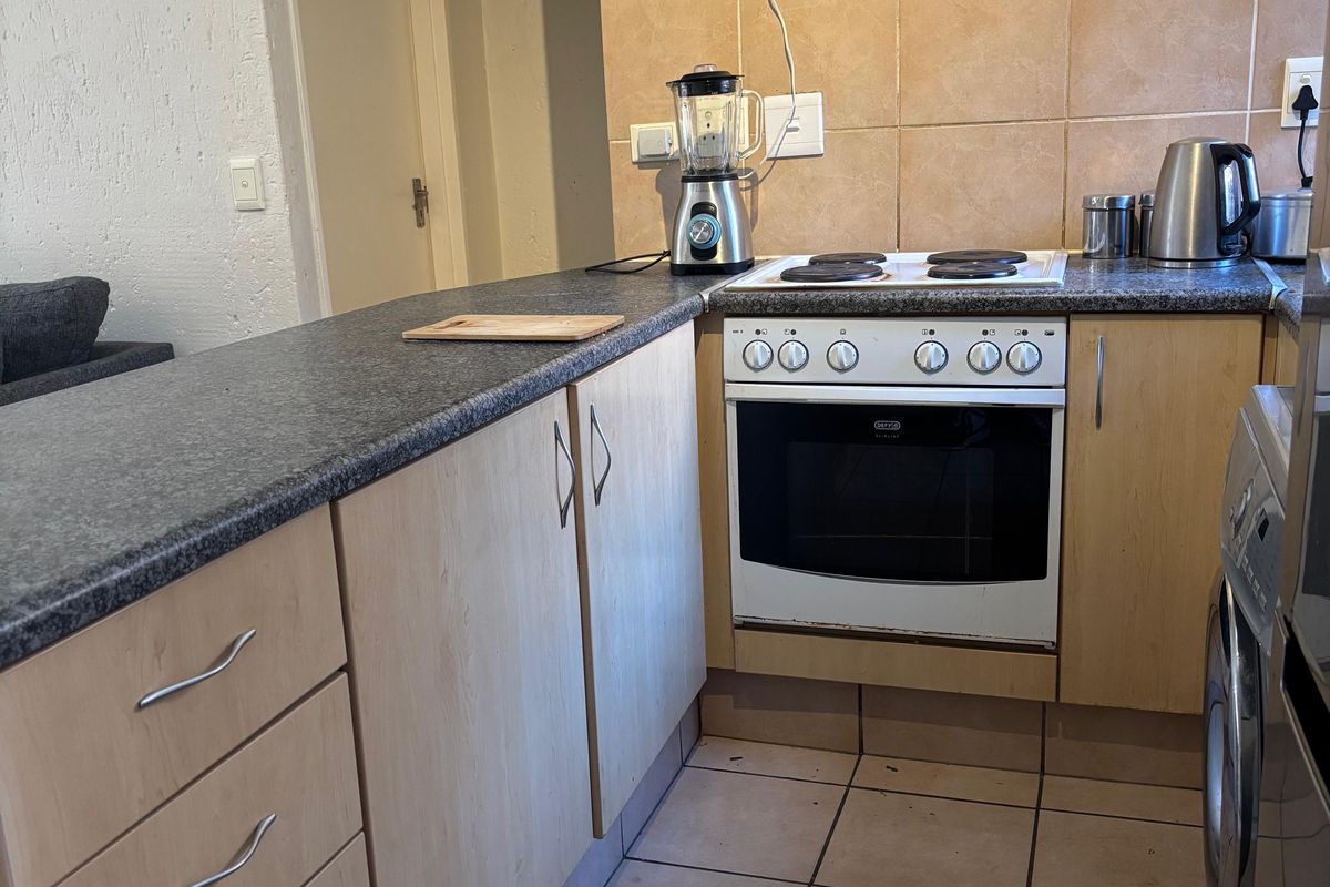 Neat 1-Bedroom Garden Apartment in Secure Complex - Photo 4