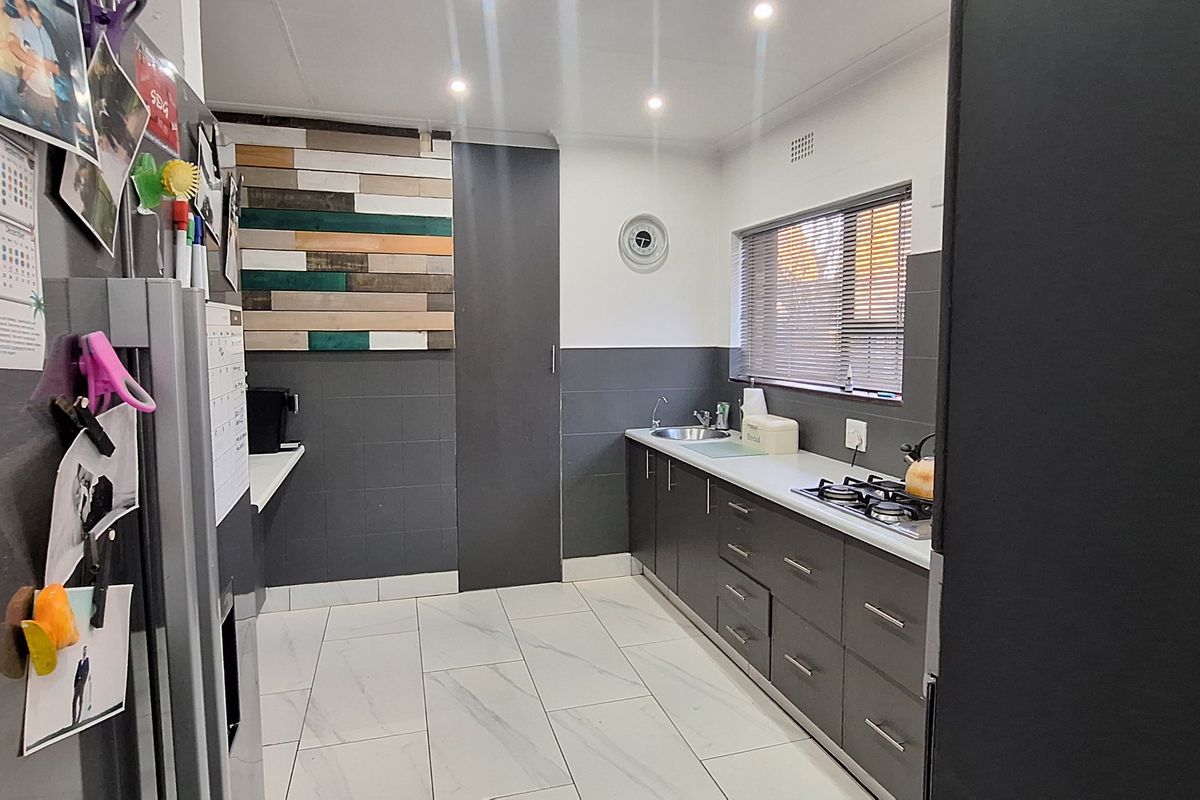 OF THE GRID 4 BEDROOM HOUSE IN SE 3!!! - Photo 4