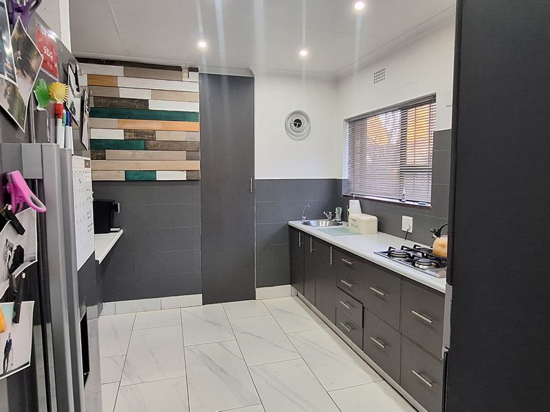 OF THE GRID 4 BEDROOM HOUSE IN SE 3!!! - Photo 4