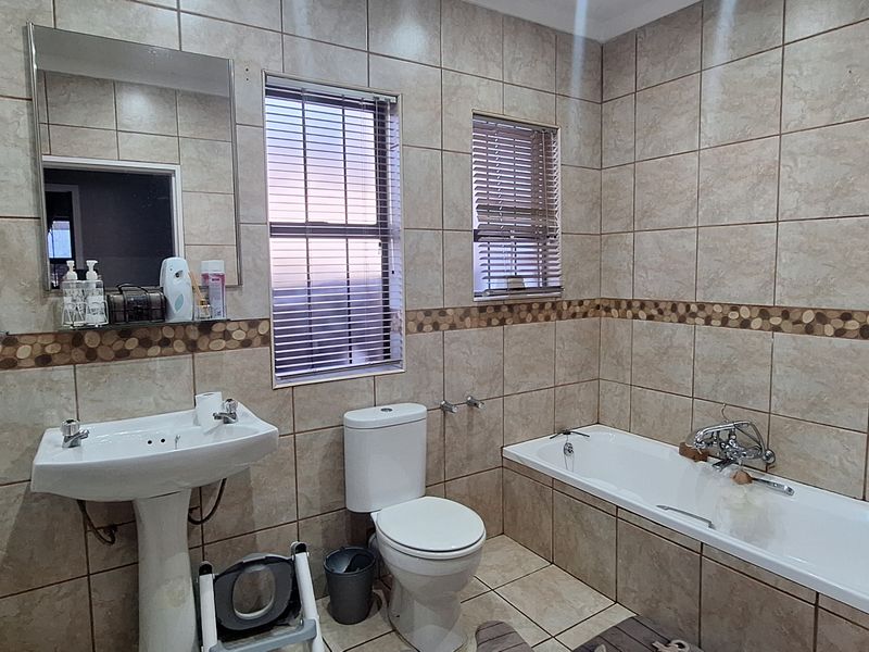 OF THE GRID 4 BEDROOM HOUSE IN SE 3!!! - Photo 9