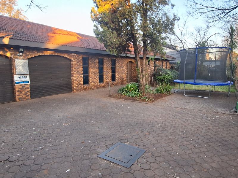 OF THE GRID 4 BEDROOM HOUSE IN SE 3!!! - Photo 1