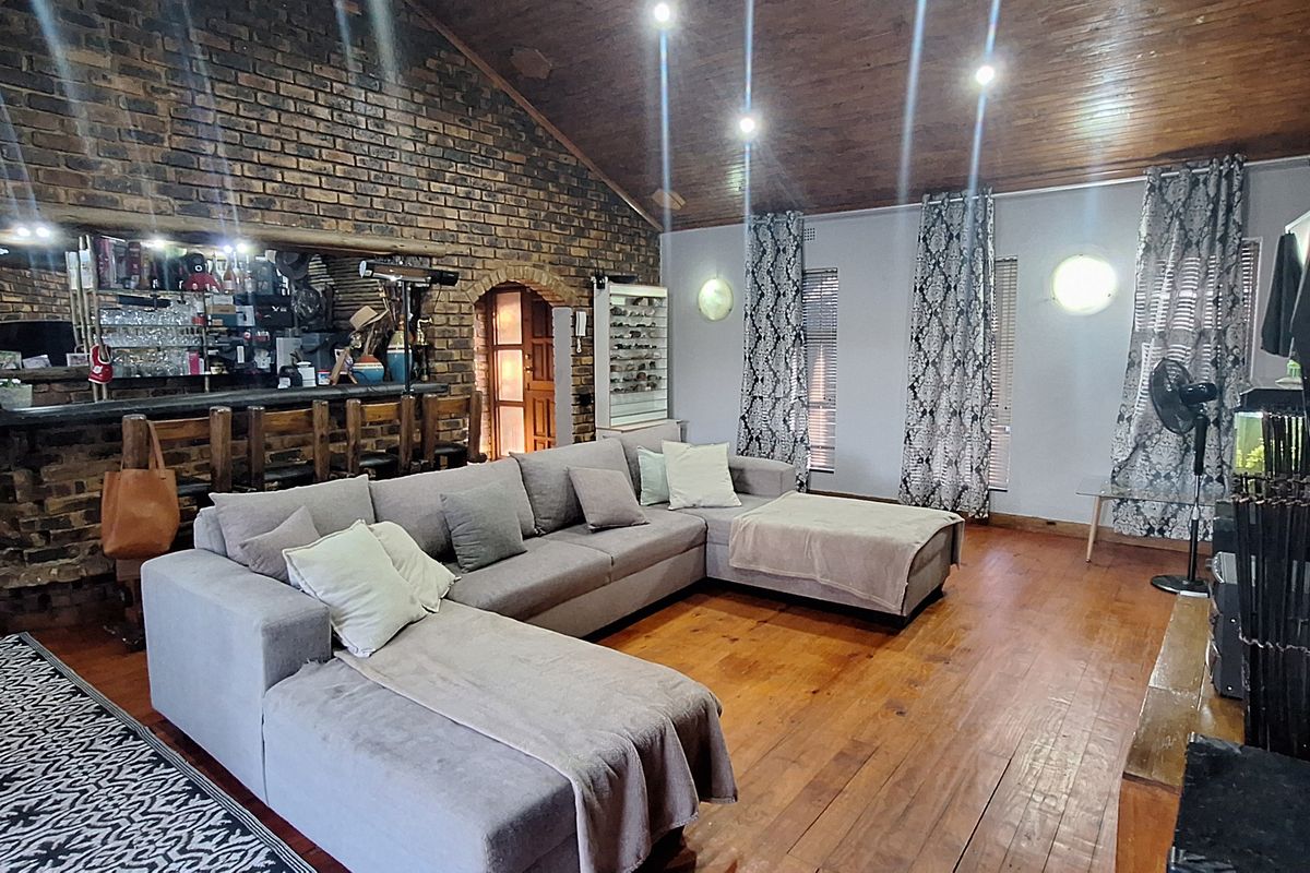 OF THE GRID 4 BEDROOM HOUSE IN SE 3!!! - Photo 2