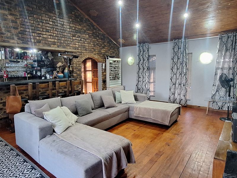 OF THE GRID 4 BEDROOM HOUSE IN SE 3!!! - Photo 2