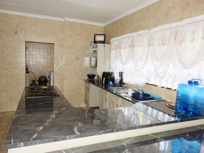 Designed with Space in mind, a family home in Deneysville, Vaal Dam - Photo 10