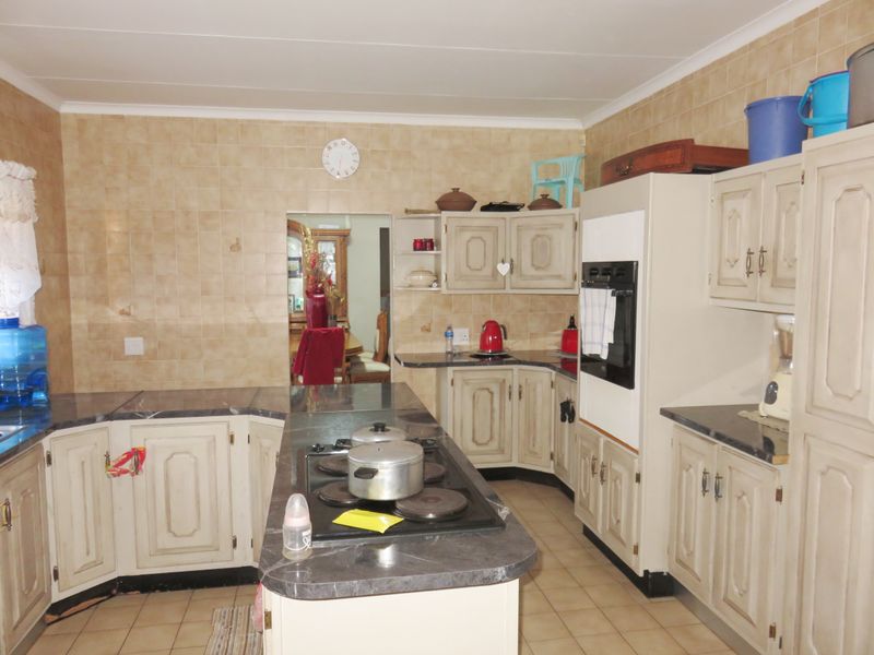 Designed with Space in mind, a family home in Deneysville, Vaal Dam - Photo 9