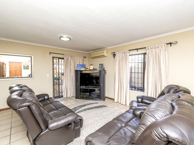 Ideal 3-bedroom home for the young family or if you're thinking of scaling down - Photo 2