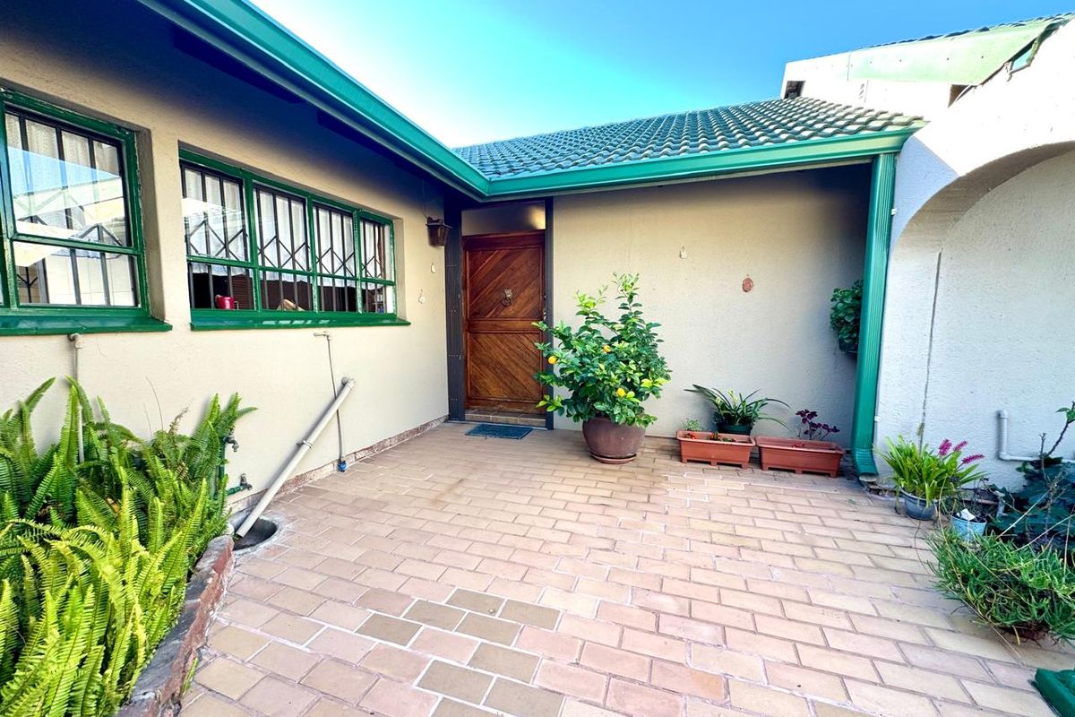 Spacious Family Home For Sale in Prime Area of Secunda - Photo 4