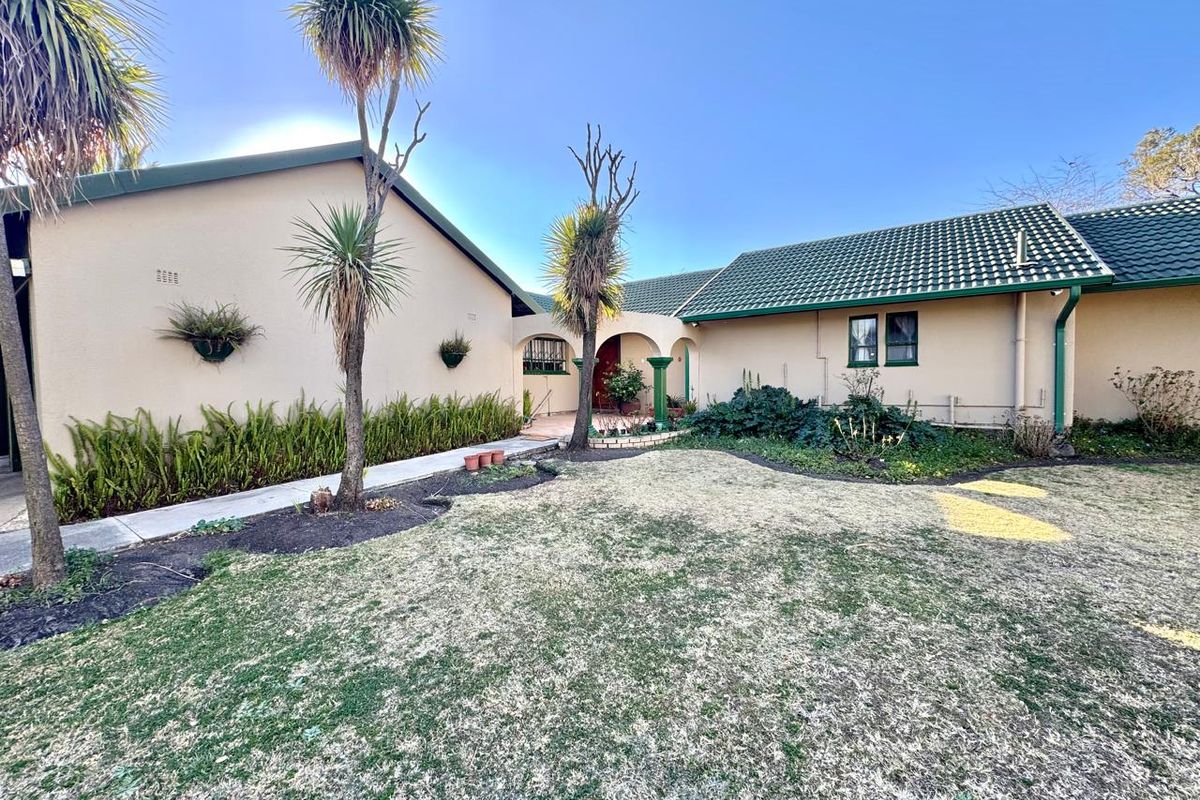 Spacious Family Home For Sale in Prime Area of Secunda - Photo 2