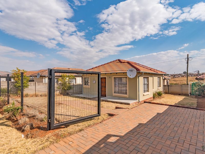 Don’t Miss This Beautiful, Well-Kept 3-Bedroom Home In The Sought-After Witpoortjie Estate! - Photo 8