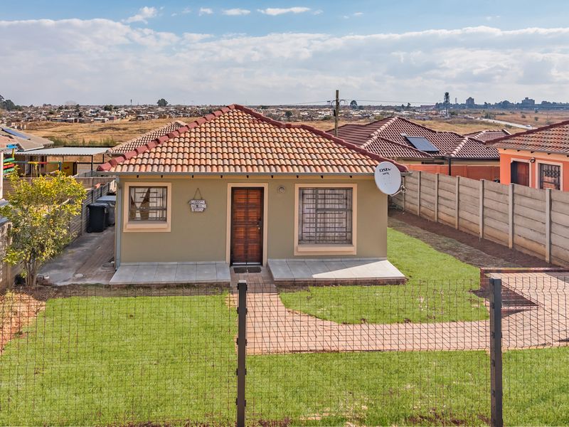 Don’t Miss This Beautiful, Well-Kept 3-Bedroom Home In The Sought-After Witpoortjie Estate! - Photo 1