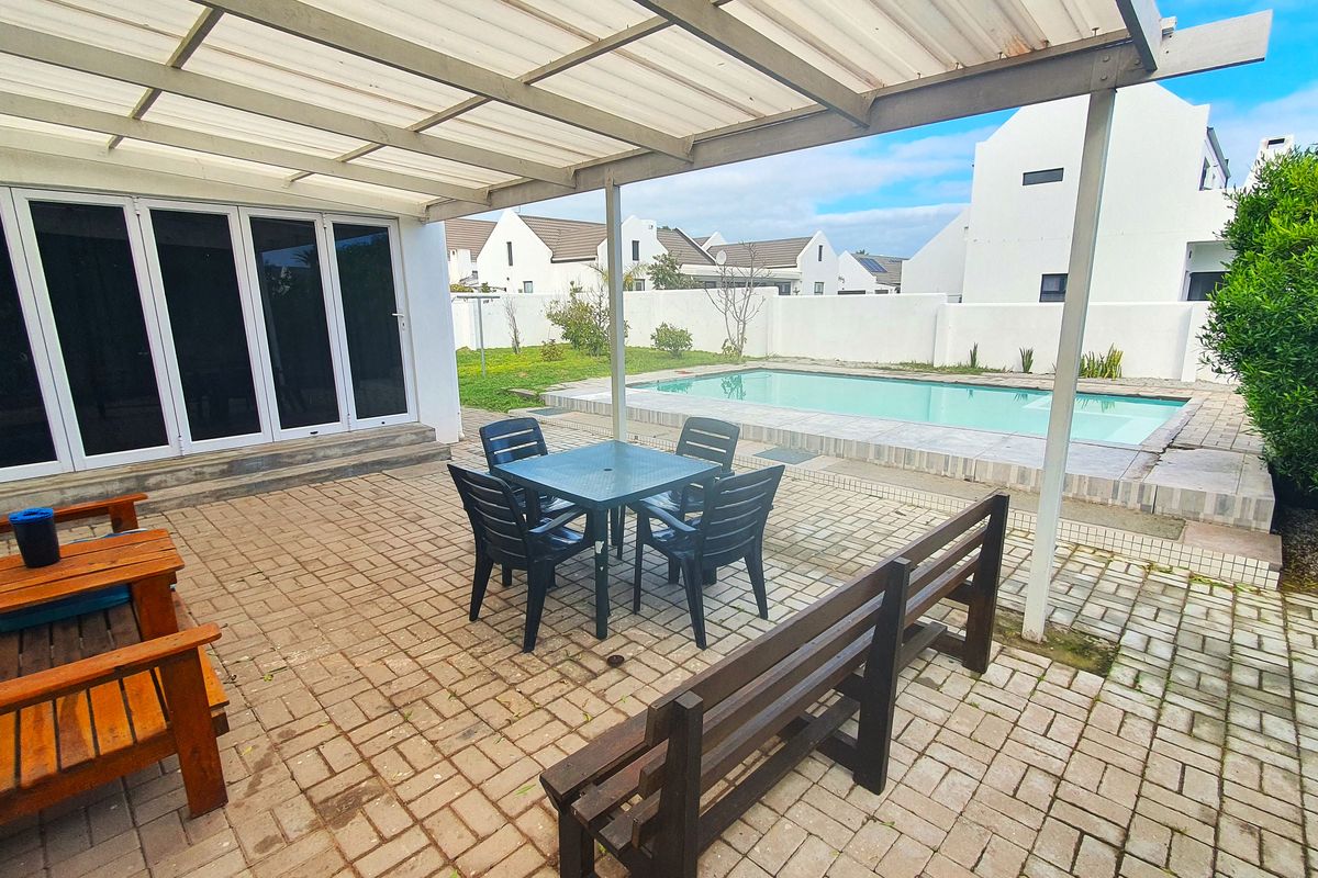 Investment opportunity for holidays, rental income, self catering or your permanent coastal home - Photo 5