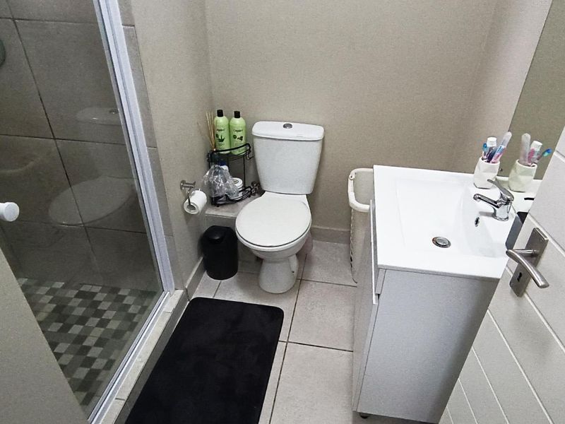 Neat 2-Bedroom Gound floor Apartment for Sale in Oakglen, Belville - Photo 9