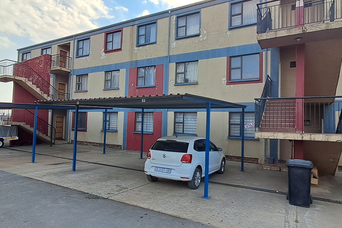 Flat For Sale In Newcastle - Photo 2